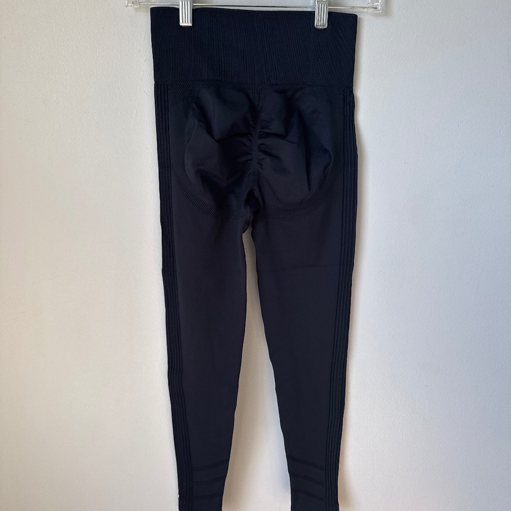 Black high waisted leggings with rouched butt and ribbed sides moto look